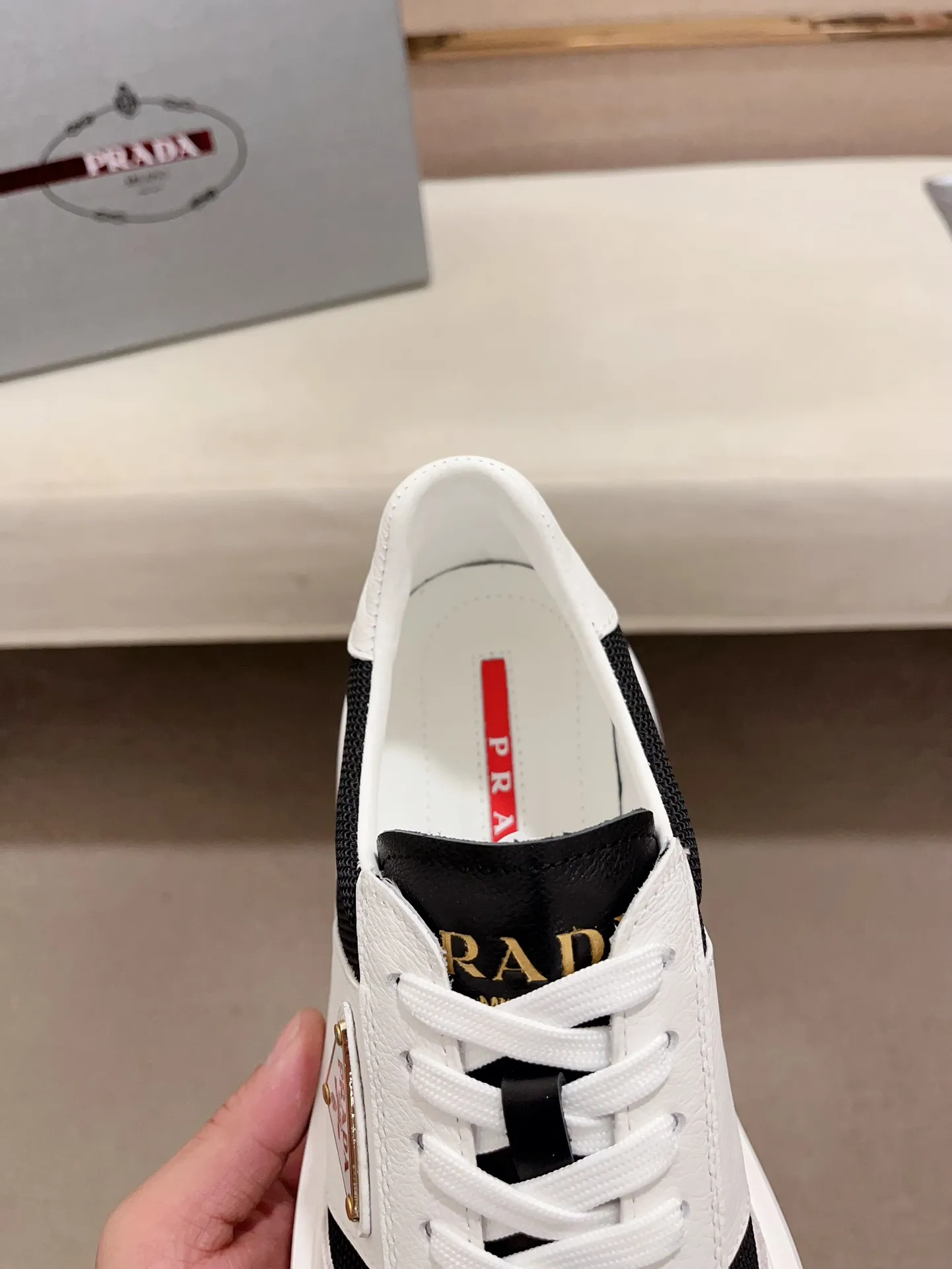 Men's shoes 💰 580💰 ✔️✔️✔️Higher version High-quality new PRADA (Prada) counters are launched simultaneously. The new men's shoes and 😘 fabrics are made of high-tech glue-spraying technology. Lining: Full cowhide lining. 👍🏿 High-end ☄️ air-cushion molded anti-slip rubber outsole, exquisite lines, simple and elegant, comfortable and high-end for leisure travel. Code number: 38 to 44 (45 can be customized and cannot be returned or exchanged)